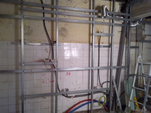 Estrutura para a parede em gesso cartonado (hidrófugo) na cozinha com todas as caixas fundas e tubagem passada.
